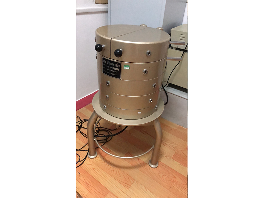 低本底多道γ能谱仪